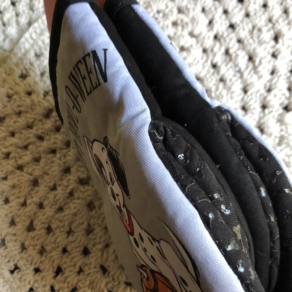 Disney Halloween 101 Dalmatians HAPPY HOWL-O-WEEN Oven Mitts
